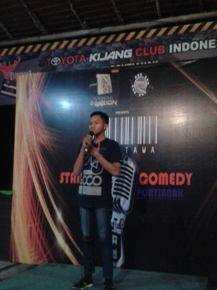 StandUpPTK's tweet photo. Selanjutnyaa  yg mamaknya suka mabuk kendaraan ini dia @ppndu_  #ComedyAttack https://t.co/3B7xqsDC4h