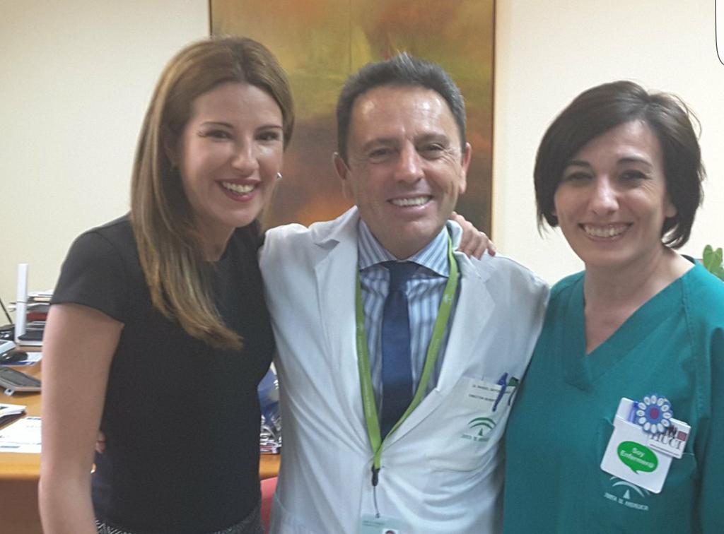 RuthMoli's tweet photo. Emocionadas con @manbayona por el premio medalla Andalucía a la Enfermería de @granadahospital #EnfermeriaVisible https://t.co/aUVFMfxA7A