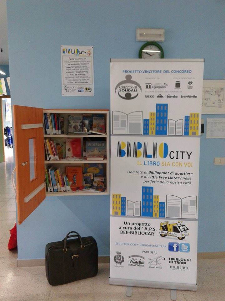 Foto installazione prime #LittleFreeLibrary #Bibliopoint per #Bibliocity con <a href="/BiblioApeCar/">BiblioApeCar</a>