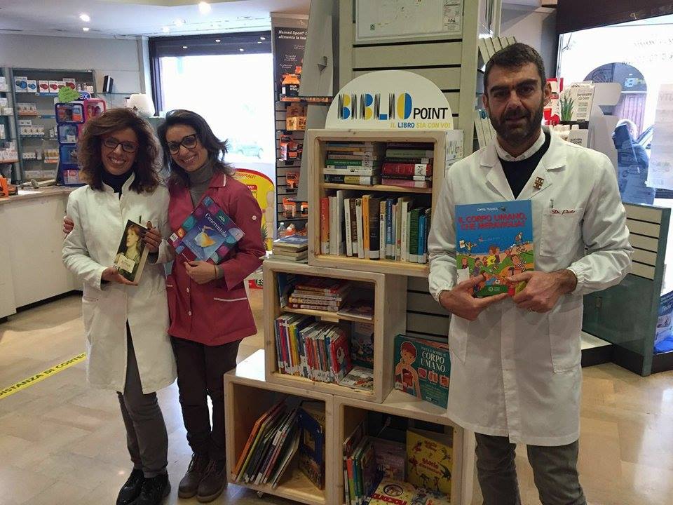 Bibliopoint in farmacia con <a href="/BiblioApeCar/">BiblioApeCar</a> progetto #Bibliocity #FondazioneMegamark