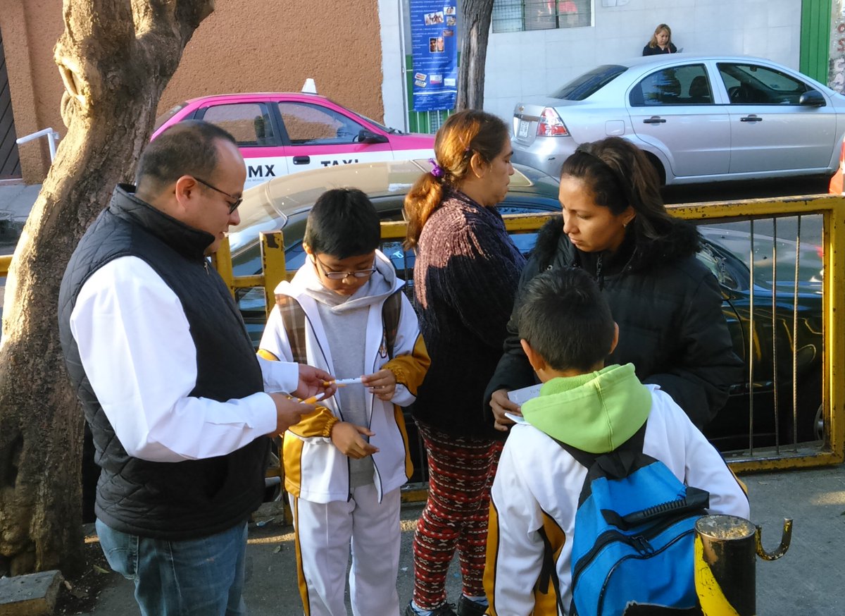 RafaHSoriano's tweet photo. Repartí en la primaria Guillermo Bonilla 2 libros Derechos de los niños y Símbolos Patrios para fomentar la lectura https://t.co/C4VSyaQ7I6