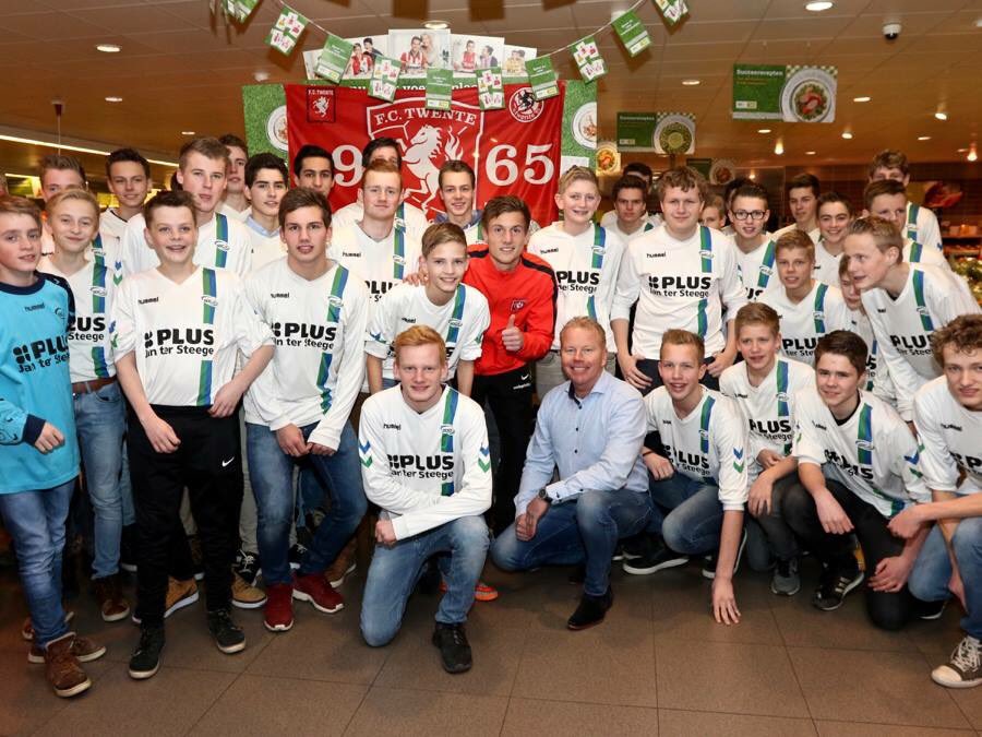 SDC12_B1's tweet image. Hidde Ter Avest van @fctwente bij @plussupermarkt in Denekamp. Ook spelers van @SDC12Denekamp C1 aanwezig! #sponsor