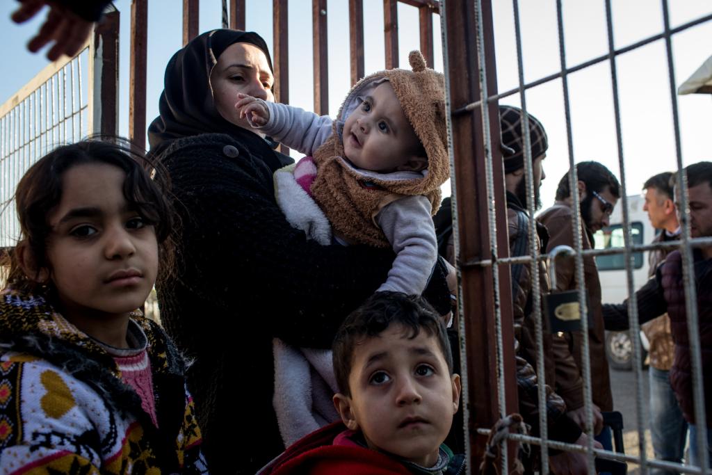 amnestyusa's tweet photo. Syrian #refugees, including children, shot at by security forces &amp; denied entry to #Turkey. https://t.co/myP8b3ArQ8 https://t.co/QGZvzMjHda