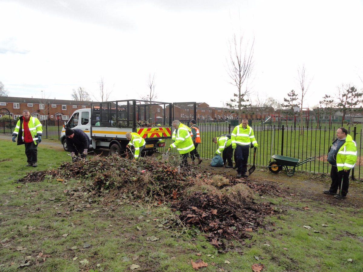 coverdalecomm's tweet photo. Last of the cuttings being removed, well done lads.#welldone #appreciation #goodwork #cleansed #volunteering #great https://t.co/DSBb0NbBz7