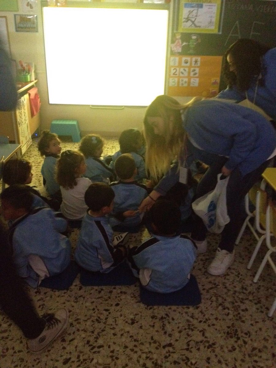 Implica2ConEU's tweet photo. Actividades organizadas para enseñar a los más pequeños sobre la UE @EuropeDirectMur @euroscola2016 #30AñosEspañaUE https://t.co/aHmWR9ekst
