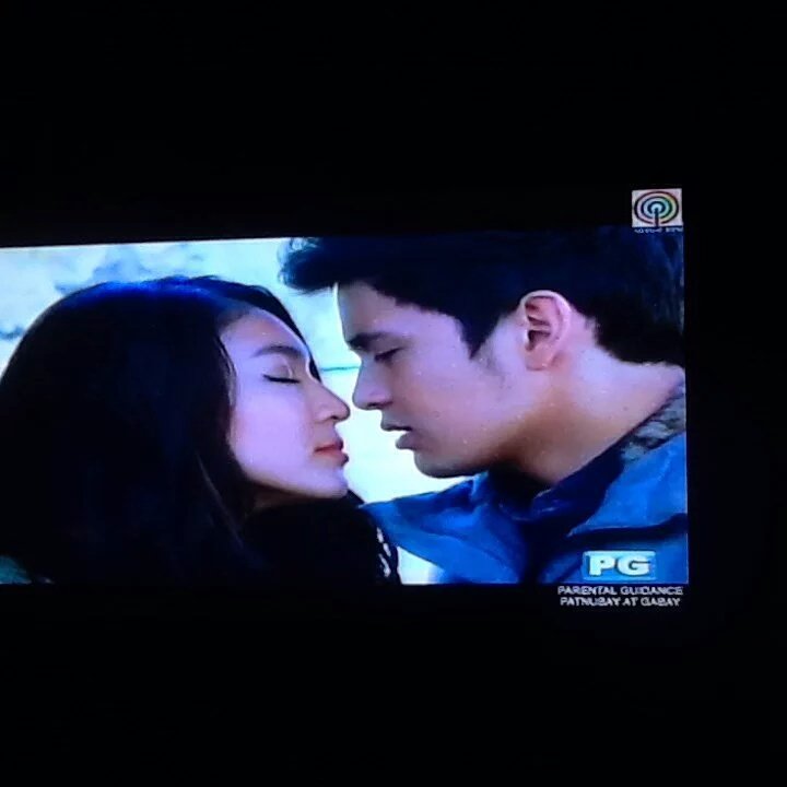 JelenneG's tweet photo. Kilig but bitin! 😁 #OTWOLLiveForTheMoment https://t.co/Fu6kL5jA7t