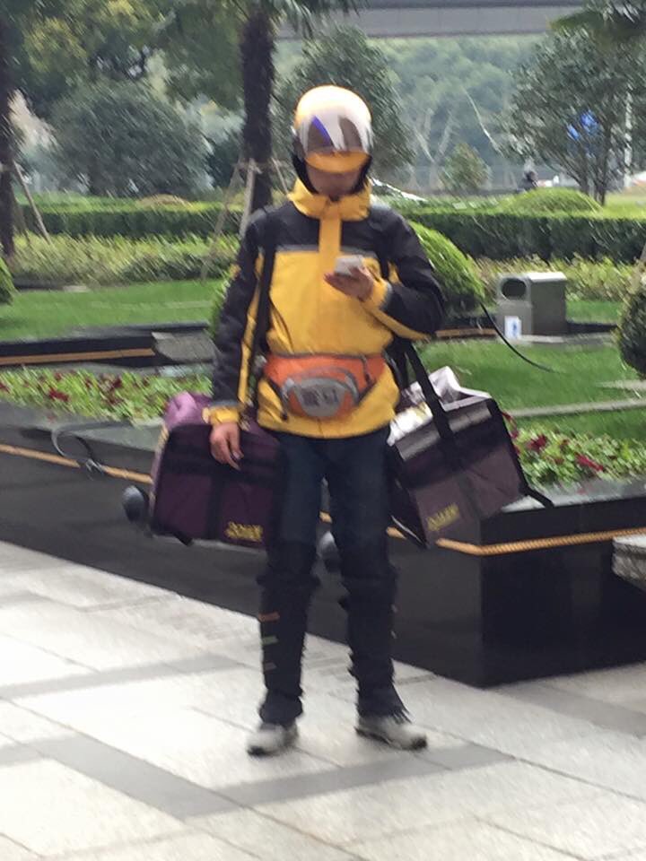 TomNewmaster's tweet photo. In China, this is like "Amazon Prime on steroids", 2 hours from order until delivery #nowthatisfast #service https://t.co/g5WDQiVeiS