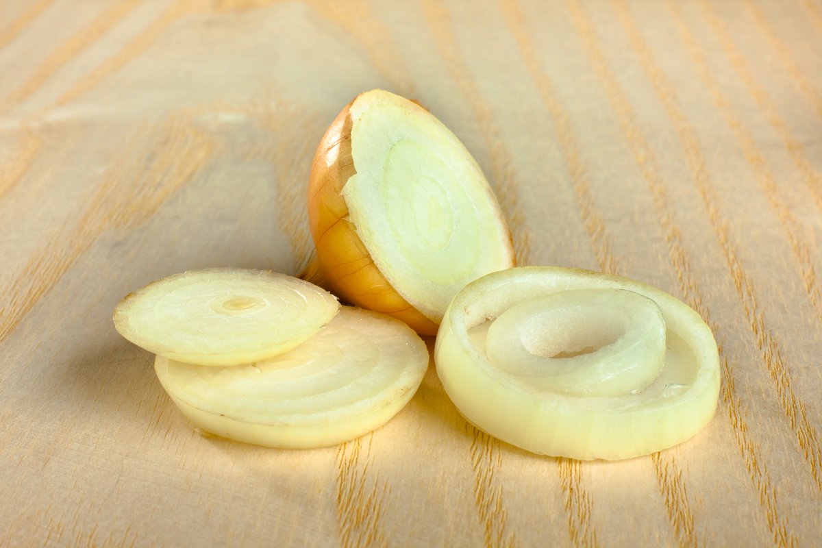 realsweetonion's tweet photo. #FridayFact: To keep onion halves longer, use the stem side first! Leaving the root side helps onions last https://t.co/VRIDe6w5BO