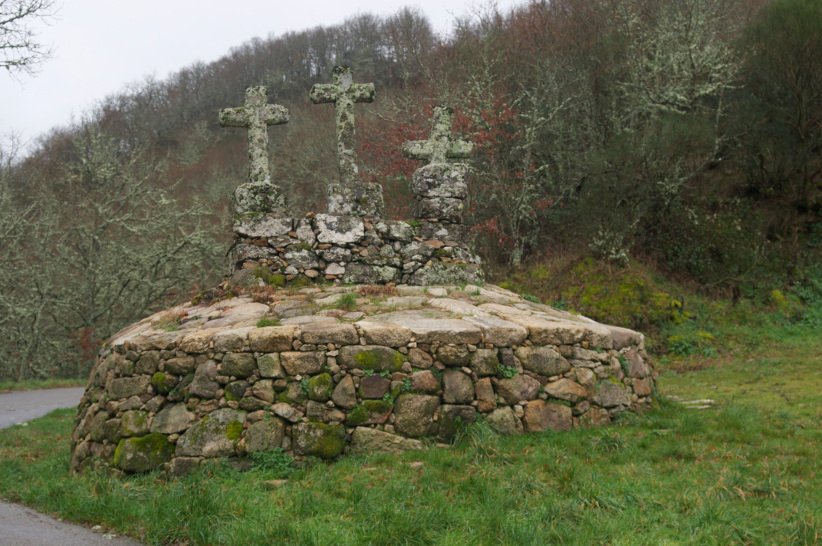 Ao carón dunha pista, a 500 m. de Vilariño (Calvos de Randín), encontramos unha sorpresa: o Calvario de Vilariño.
