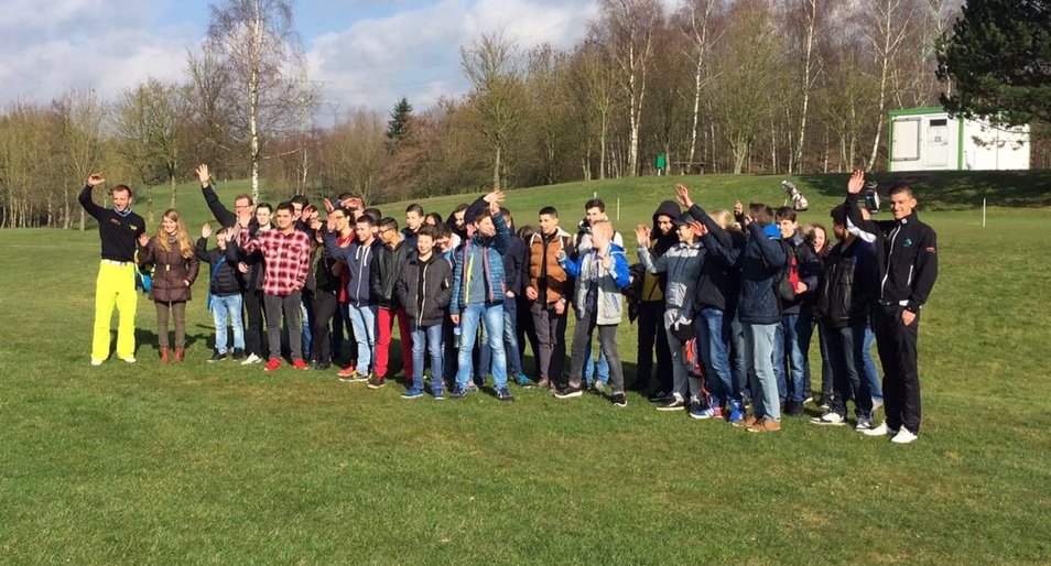 Destin_Golf's tweet photo. Vandaag: #Creadag met de leerlingen van het @romboutscollege uit Brunssum. Een enthousiaste groep, met veel talent! https://t.co/STTw67BFNu