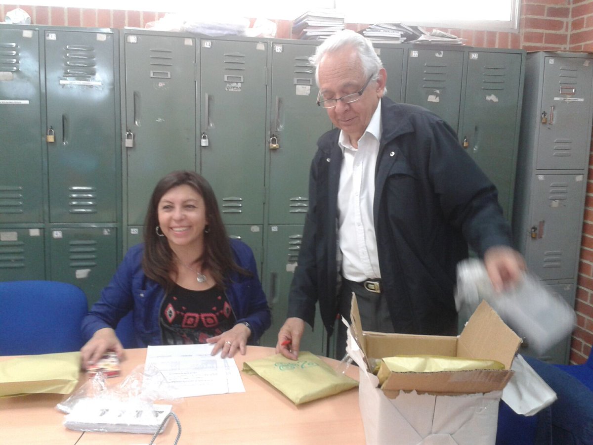 Educacionbogota's tweet photo. Docentes de C.Sociales encargados de la logística para elecciones en Col.Domingo Faustino #YoElijoPAZ https://t.co/ec9eGWVCiv