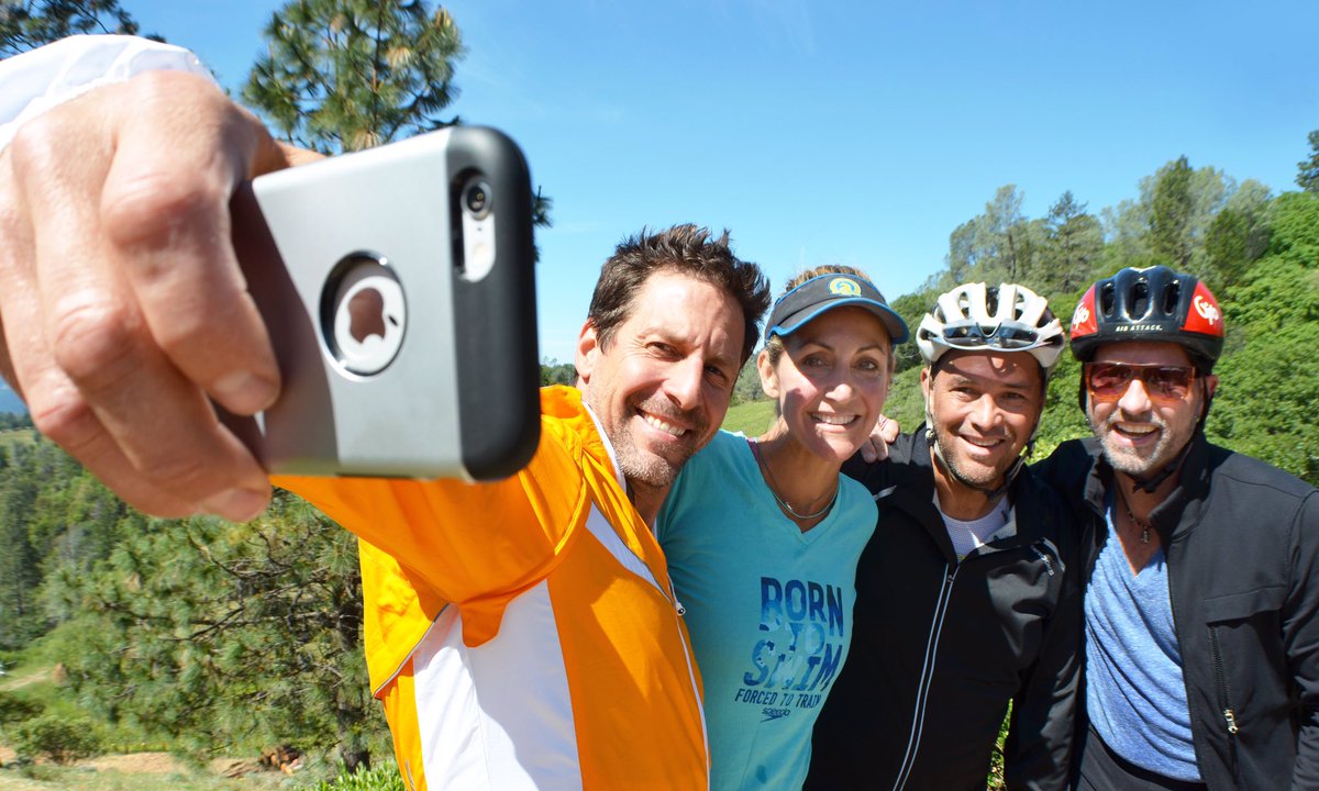 tomHodge's tweet photo. Selfie game strong. @salaams_from_68 @Romi_Bean @87ed @AndyKOASports by @Schlopes @SummerSanders_ @BrianBoitano 💪🏻✔️ https://t.co/AGU27Z3nE3