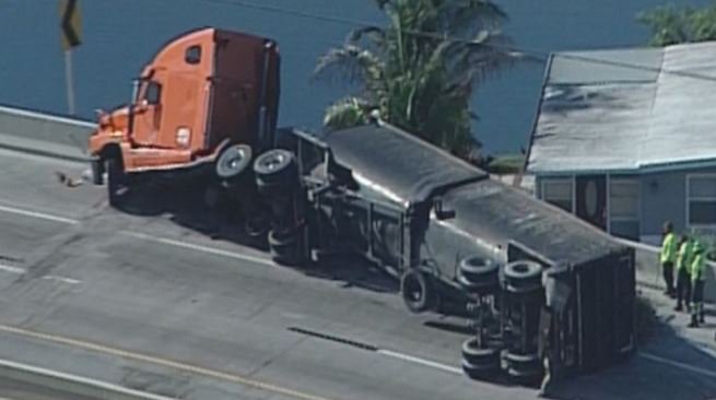 TRAFFIC ALERT: Tractor trailer overturns on I-595 in Davie. bit.ly/1Tqrfjl?utm_me… https://t.co/Dpr7EfL2jC