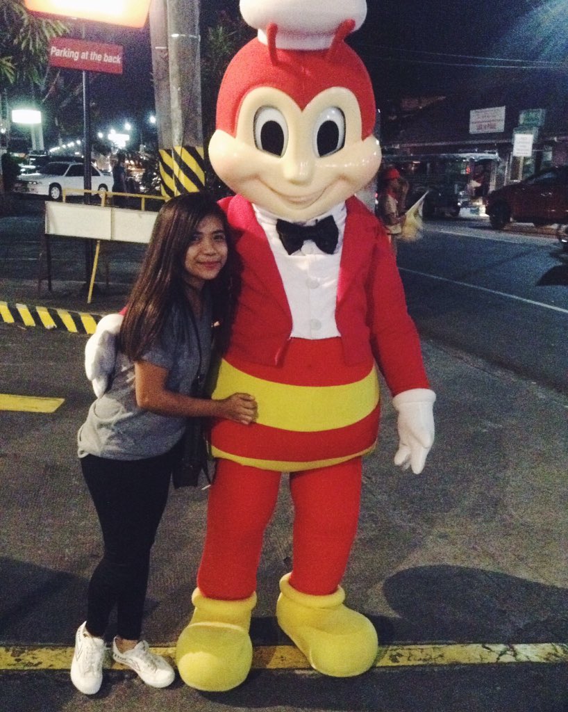nicsprfct's tweet photo. Kahit hindi ko pa mahanap ka forever ko atleast nahanap ko na happiness ko @Jollibee ❤️ #DiningCrew #ImissJollibee https://t.co/VfJ8E5XMsV
