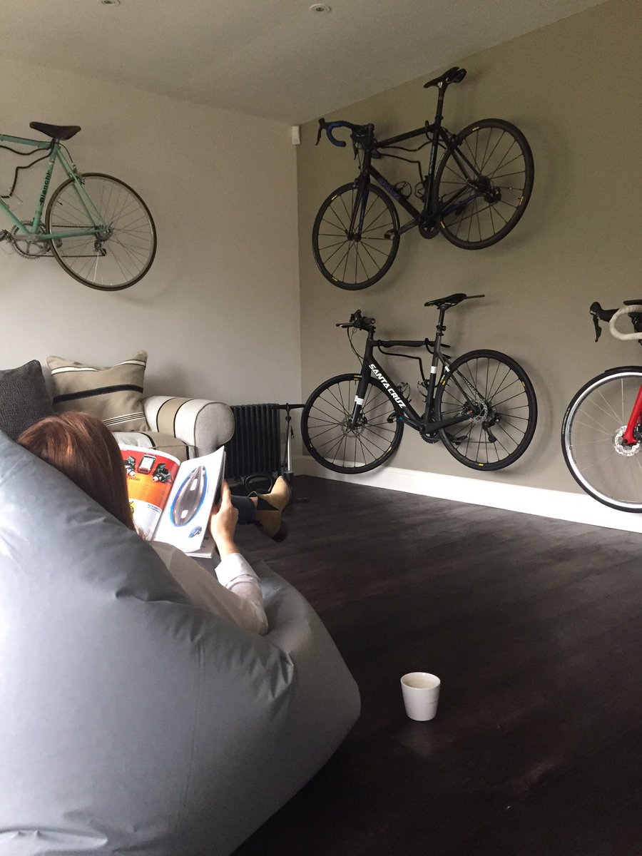 JaneBatesIntDes's tweet image. When your favourite sport takes over the whole room you may as well sit and enjoy it #FridayFeeling #cycling