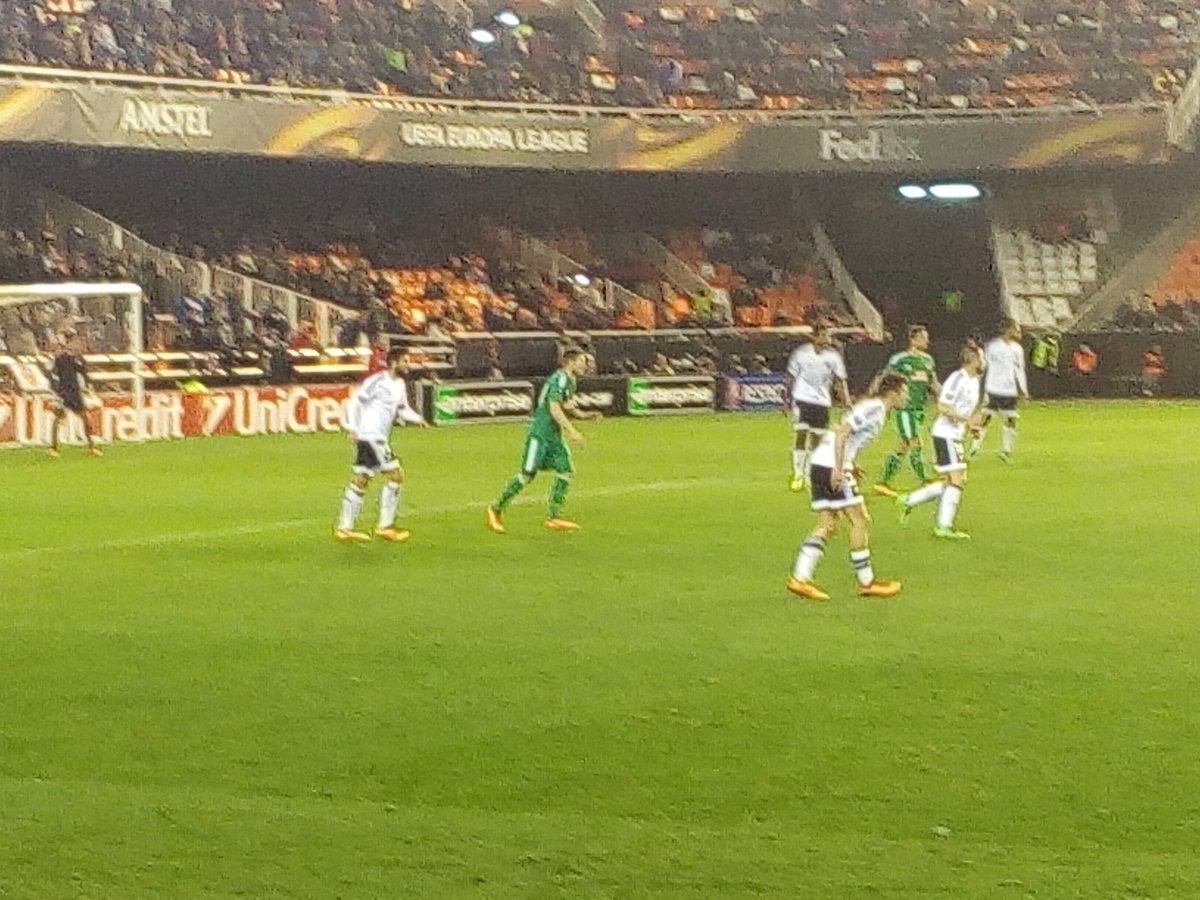valenciayche's tweet photo. Sé que anoche no se ganó ningún título pero, que gozada de noche. Coño, ya era hora de una noche alegre #AmuntVCF https://t.co/DxuaedxLKI