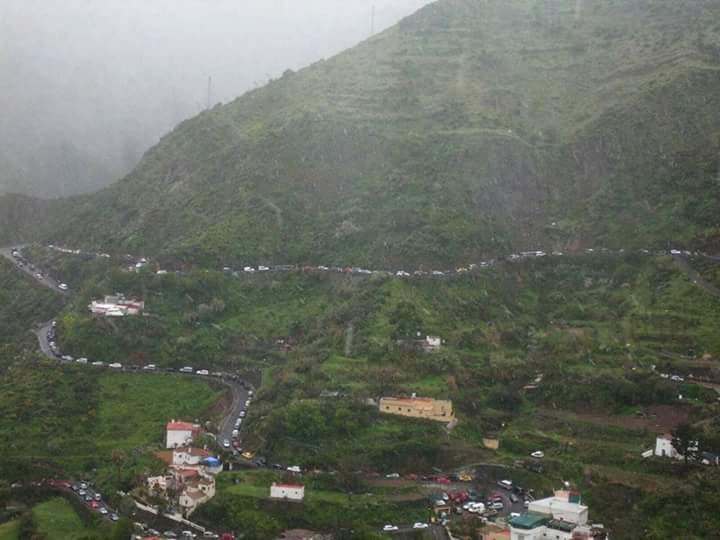 GranCanariaCab's tweet photo. #FMACanarias Rogamos no subir a la cumbre,atascos importantes.El momento de disfrutar cuando pare de nevar https://t.co/QmwHZcrP82