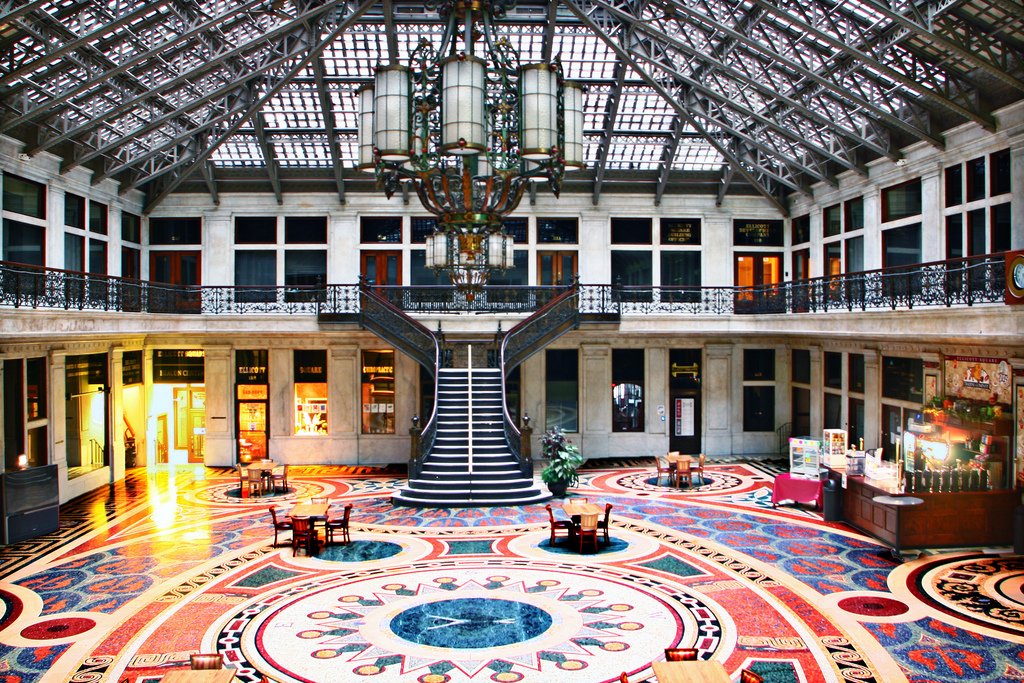 BuffaloExplore's tweet photo. The Ellicott Square Building is such a beautiful piece of #Buffalo history!! #Buffalove @EllicottDev https://t.co/7839pZR8Bb