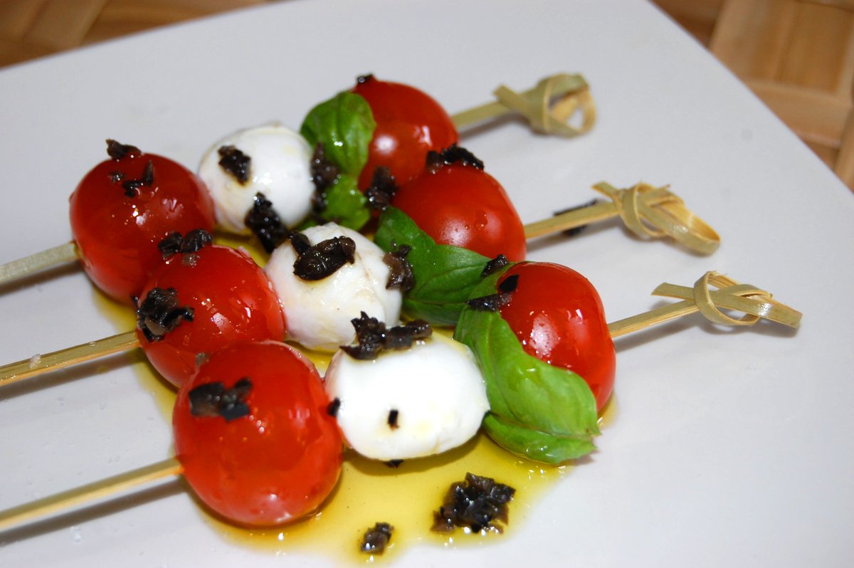 капрезе мини моцарелла. канапе моцарелла с черри и базиликом. канапе помидоры черри моцарелла базилик. канапе с помидорами черри и моцареллой. закуски с моцареллой шариками на шпажках.