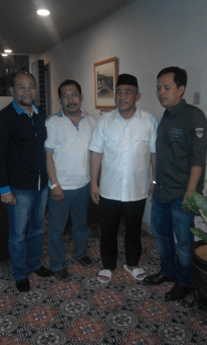 RohmainB's tweet photo. Sebelum di lantik lurah se kecamatan cinere foto bareng https://t.co/LODYqCv9Nl
