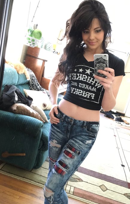 Whiskey makes me frisky 😊 happy #FriskyFriday Bliss Junkys 💋 https://t.co/13l8x2o3k6<a href="/tag/friskyfriday"class="tags">#FriskyFriday</a>