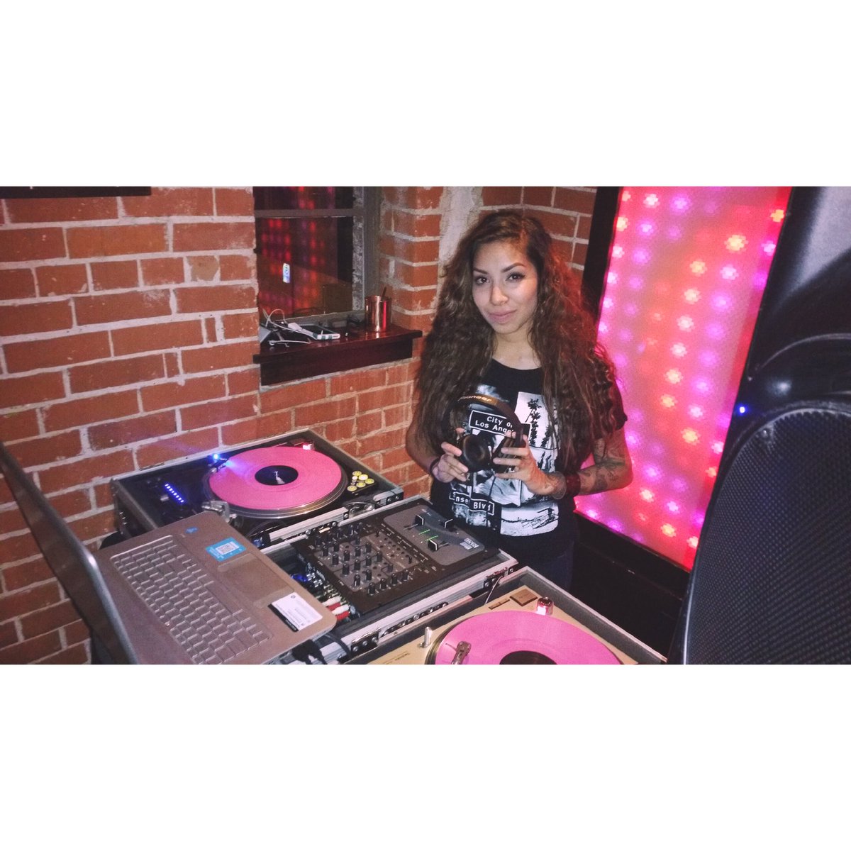 djohfabi's tweet photo. Come see me this Saturday at SideBar!
#sidebarphx #femaledjs #house #deephouse #technics #pinkvinyl #djlife https://t.co/UNyBerFgWf