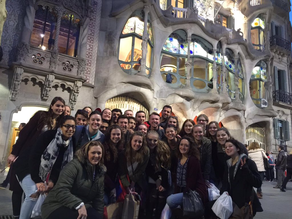 LaSenoraMuth's tweet photo. Nos encanta España 🇪🇸 #TitansTakeSpain https://t.co/LDphqLhF6b