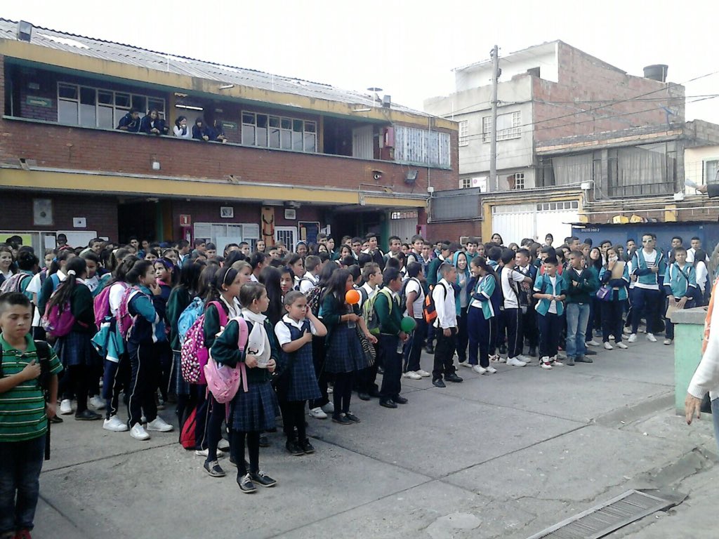 PIECCEngativa's tweet photo. En el Col. Antonio Villavicencio #YoElijoPAZ para transformar realidades https://t.co/y1mqJ01btF