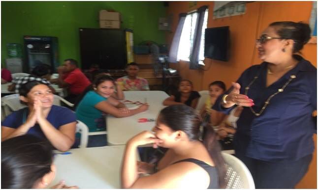 MonarcaHn's tweet photo. La comisión departamental de Cortes capacita amas de casa en la elaboración de bisutería en el municipio de Choloma. https://t.co/iydArn2gw0