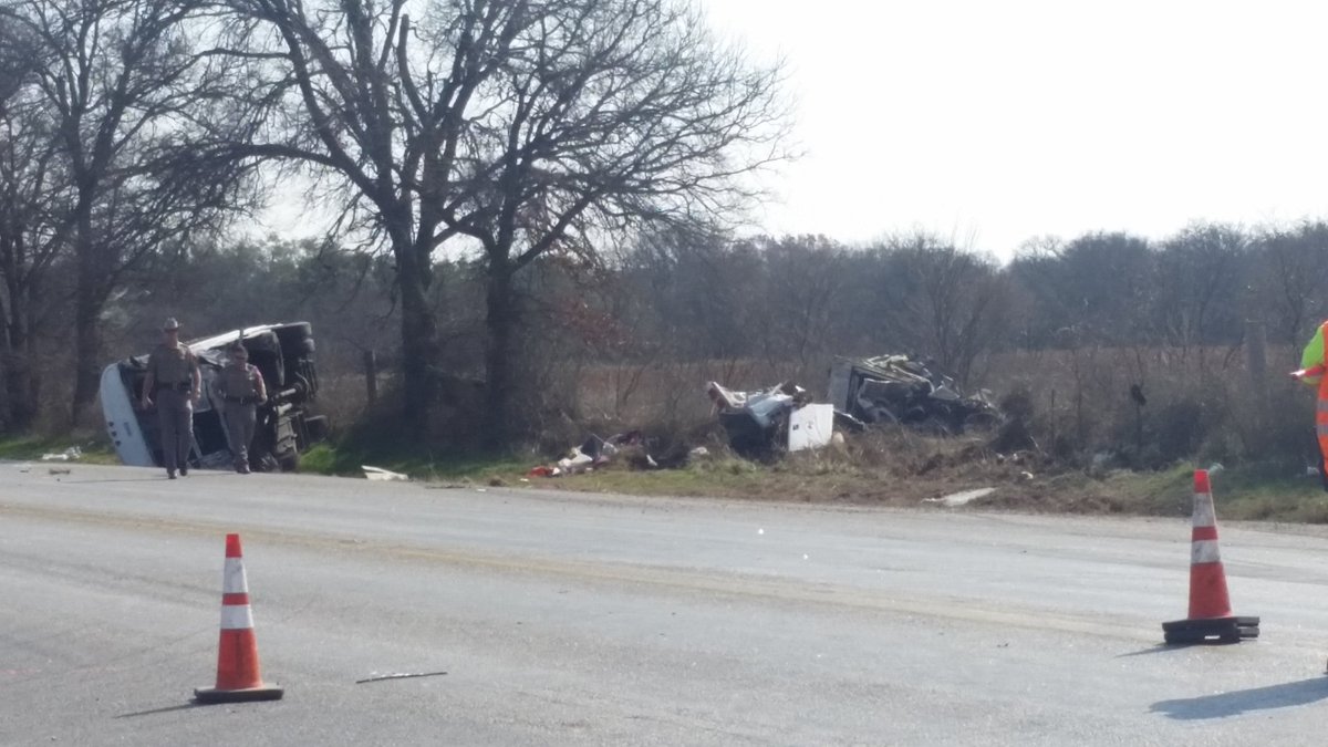 RickyRayKTAB's tweet photo. The bus is on the left and the truck that was hit is on the right. @KTABTV #prisonbuscrash https://t.co/mvXlumD9pr