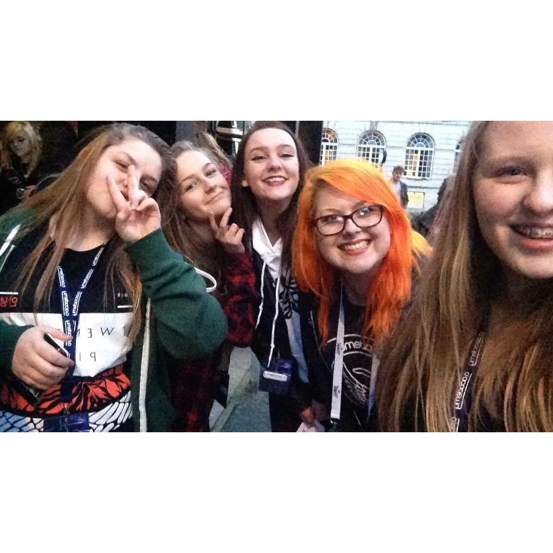 _YouTubeGirl_XX's tweet photo. @tylerrjoseph @joshuadun THANK YOU SO MUCH FOR THE BEST NIGHT OF MY LIFE🤘🏼 I LOVE YOU BOTH😘 #blurryfacetoureurope https://t.co/udNk5RIjGy