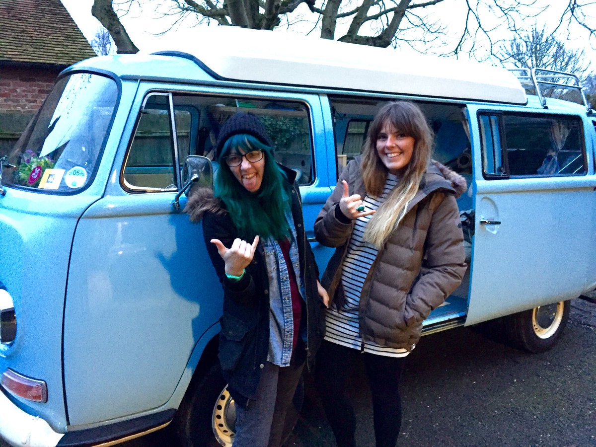 beetlebushire's tweet photo. Power to the brave, Sophie and Zoe on their way to Derbyshire for this season's first hire. Pub with a fire I think! https://t.co/aTGtAPPpkx