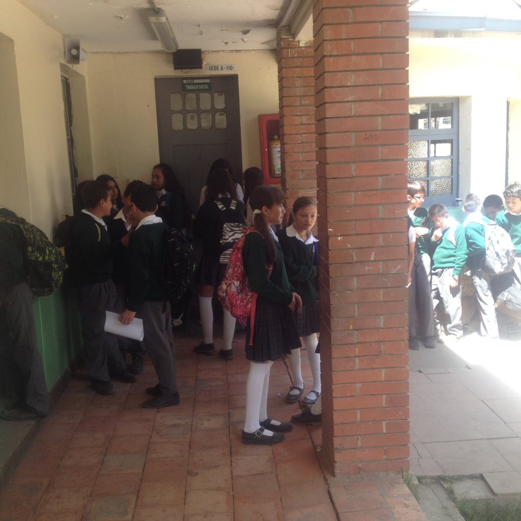 PieccUsaquen's tweet photo. En la IED Usaquén comienza la participación de los estudiantes para la elección de sus representantes #YoElijoPAZ https://t.co/CyuNj7tYTC