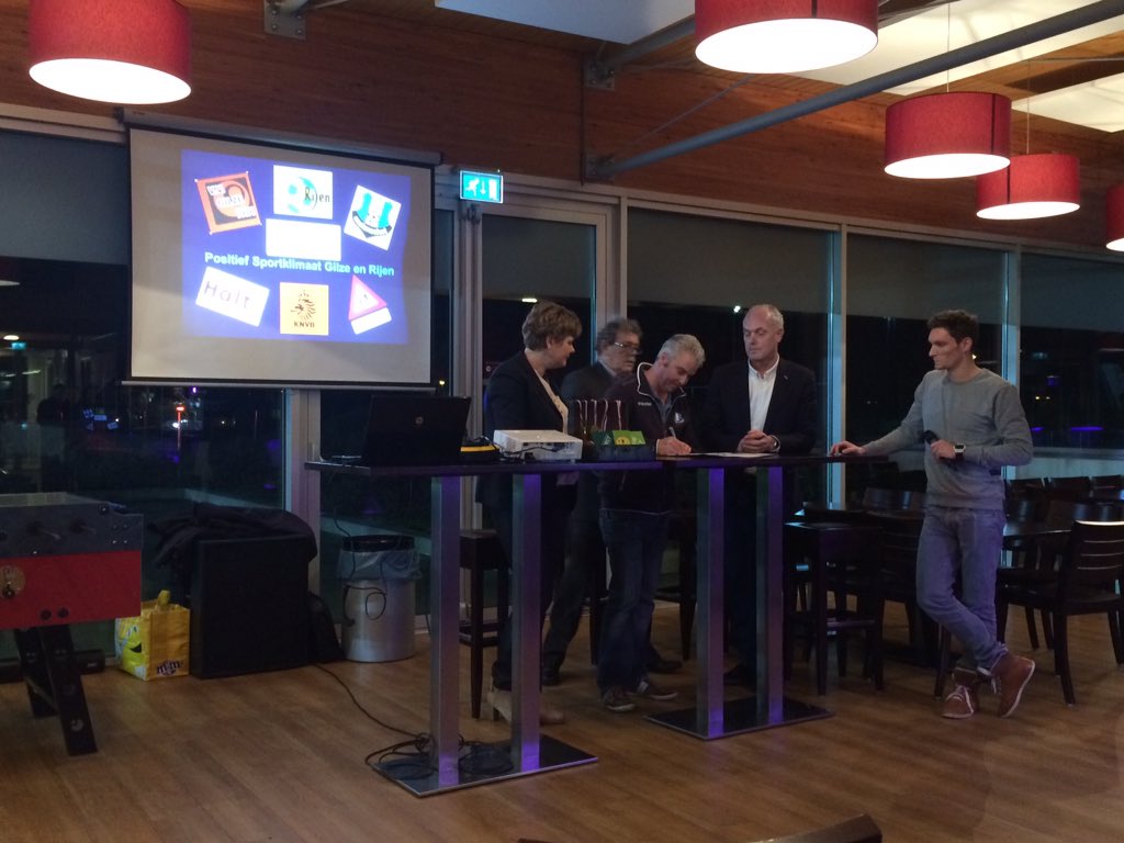 Ondertekening convenant 'Positief Sportklimaat Gilze en Rijen' door wethouder en <a href="/VVMolenschot/">V.V. Molenschot</a> <a href="/vvRijen/">v.v.Rijen</a> <a href="/vvgilze/">VVGilze</a>