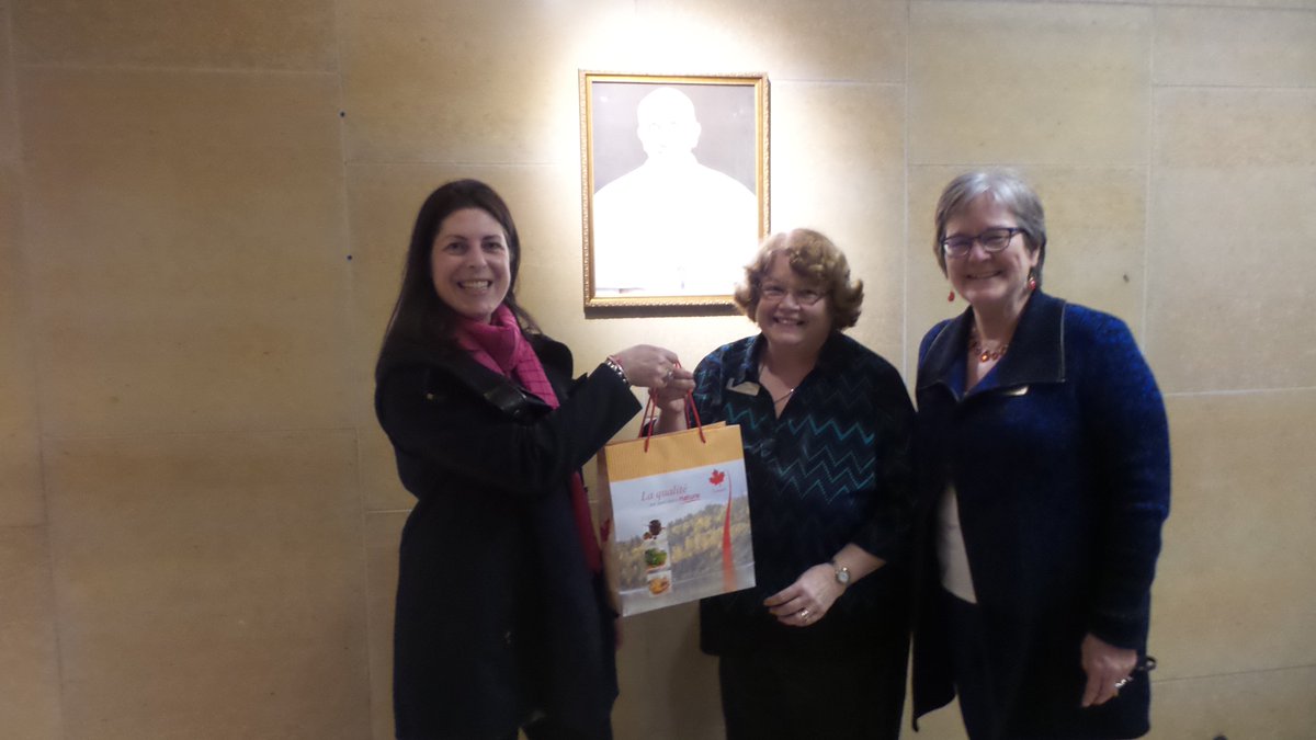 estelle_arnaud's tweet photo. @CanCGMPLS colleagues donated personal hygiene products to St Olaf Church staff in MNPLS to assist clients in need! https://t.co/yFQBjrZHpW