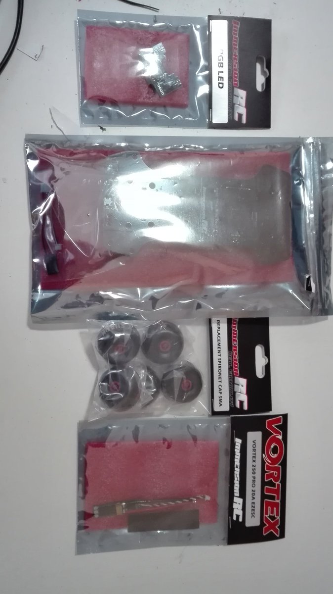 FlyingFish_Ct's tweet photo. Todo preparado para montarlo #inmersionrc @FatsharkRC  @mariete8610 https://t.co/xqj8TeKBf4