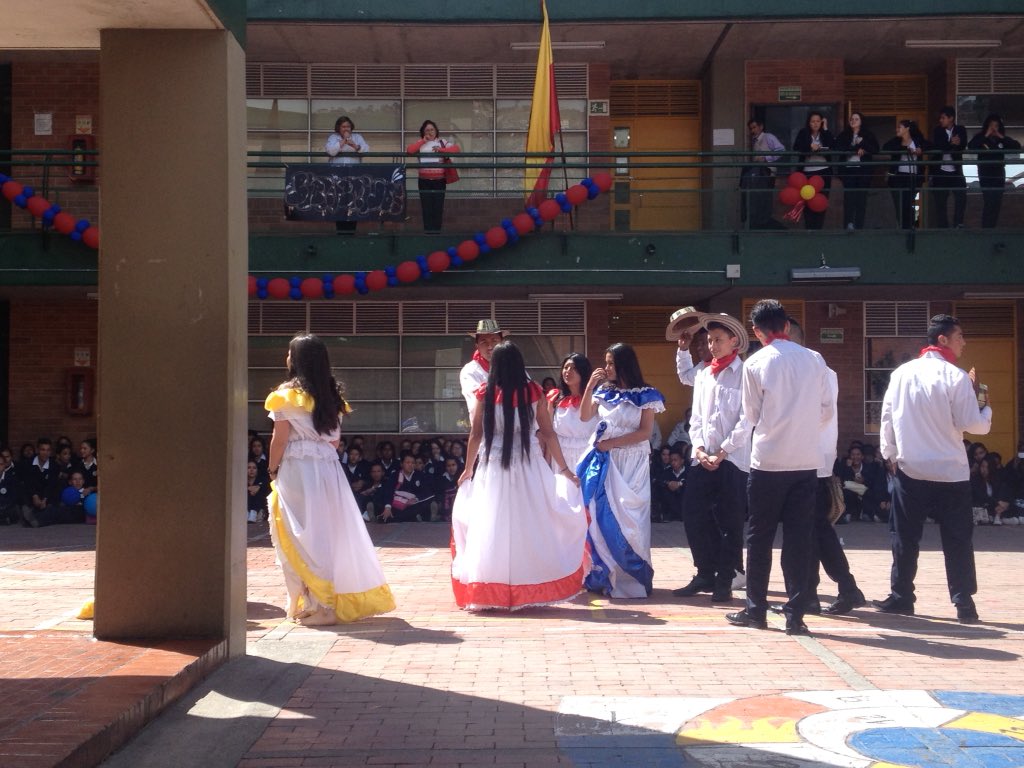 PieccUsaquen's tweet photo. La fiesta de la democracia en la IED Divino Maestro se celebra bailando #YoElijoPAZ https://t.co/XpAqud8ZSq