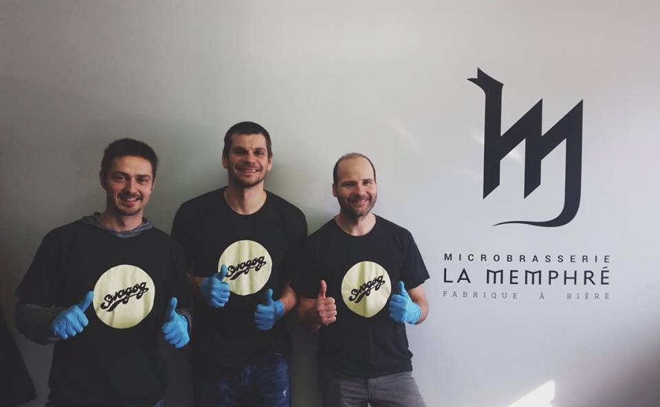 LABAQ_2016's tweet photo. Des sourires de gagnants chez #LaMemphré! Brassin de la bière gagnante de la catégorie English Brown Ale! #LABAQ2016 https://t.co/lUNKsmVDFW