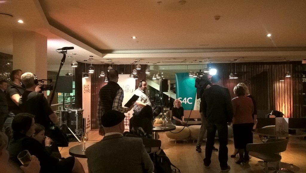 ffreshCardiff's tweet image. Croeso/Welcome @henoS4c @ronomedia. Braf cael chi yma heno. Great to have you with us this evening.