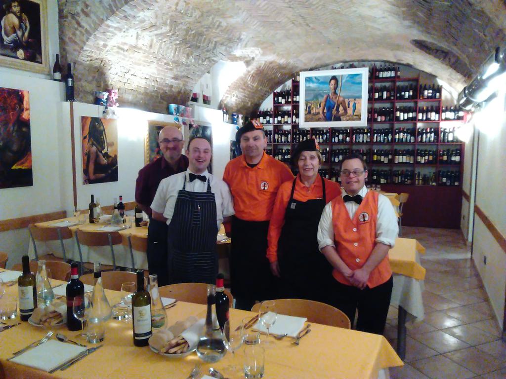 AlbergoEtico's tweet photo. Questa sera al ristorante tacabanda c'è la cena al buio locale completamente oscurato con camerieri non vedenti https://t.co/Kt3gl5nJHf