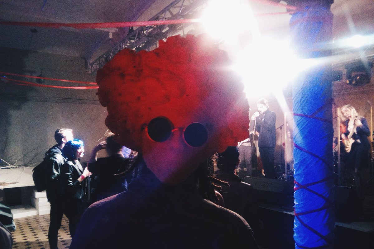 karnevals's tweet photo. Divu seju priekšrocība -  redzēsi gan to, kas notiek uz rock stage, gan to, kā tērpušies #lmakarnevals viesi. https://t.co/976JbP85XN