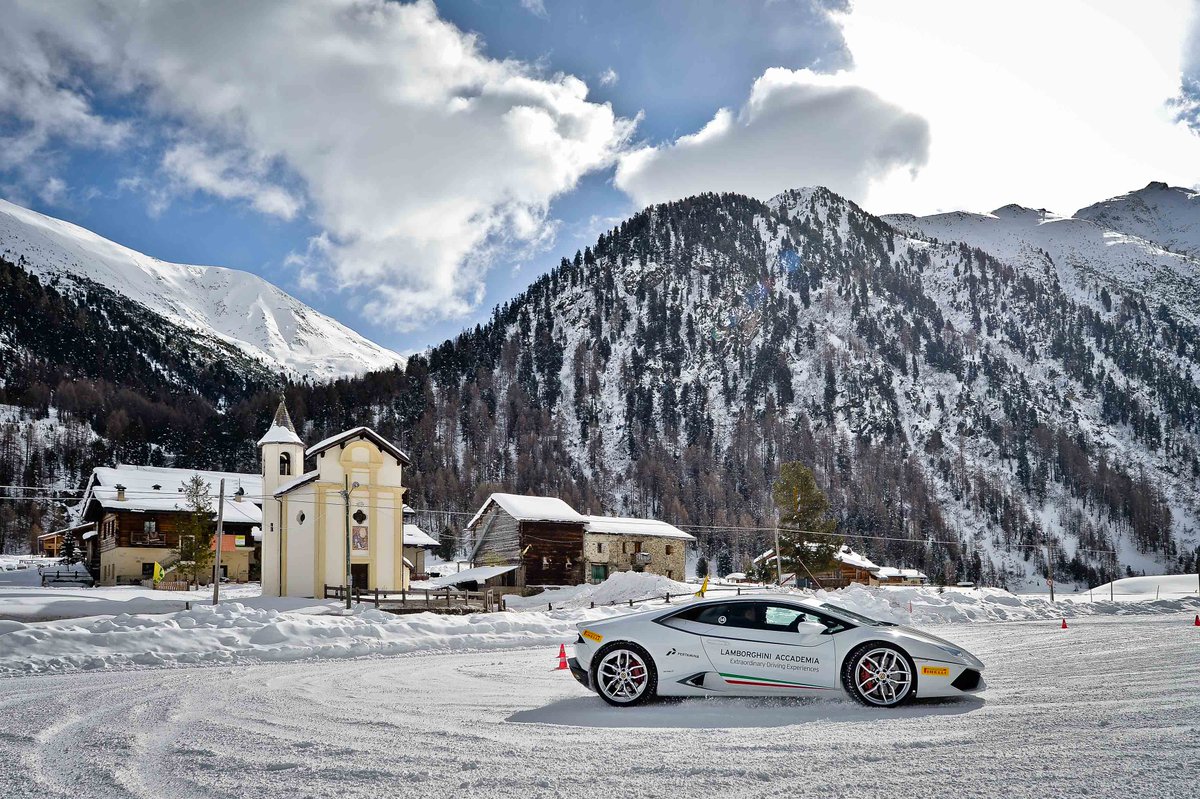 Lamborghini's tweet image. Extraordinary Driving Experience: the Lamborghini Winter Accademia in @Livigno. instagram.com/p/BB-tsH4k3H_/