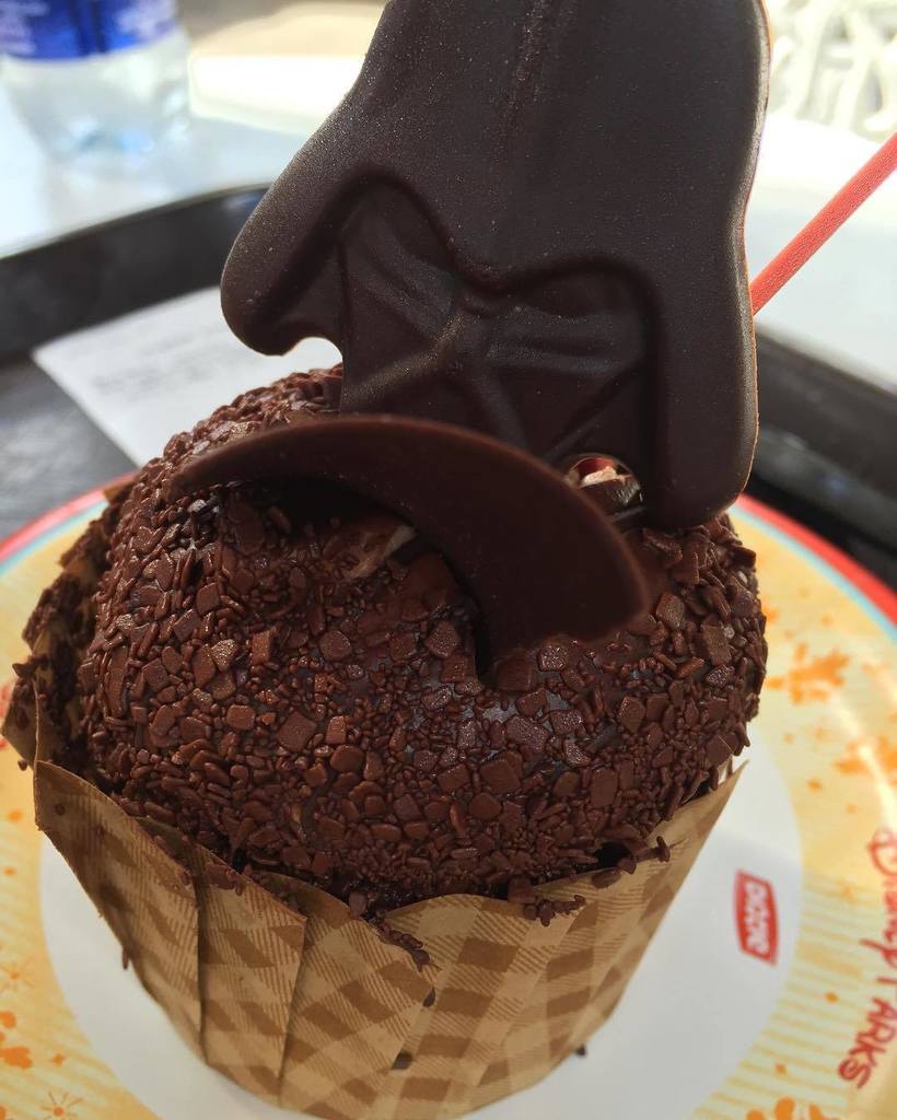 AdvInFamilyhood's tweet photo. Come to the dark side. #darthvader #cupcake #chocolate #peanutbutter #backlotexpress #holl… https://t.co/8aEEtYVxAq https://t.co/VhprIZA6Gn