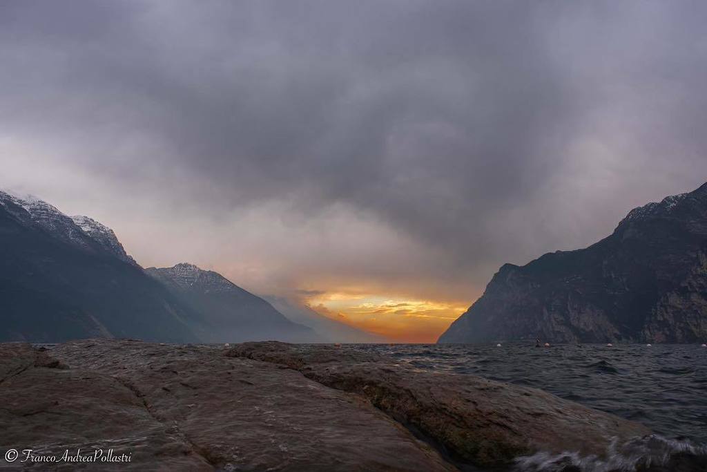 Macfan1963's tweet photo. Tramonto al Porto San Nicolò .#awesome_shots #rivadelgarda #instatrentino #instaledro #trentinodavivere #trentino #… https://t.co/N66z3PNd6C
