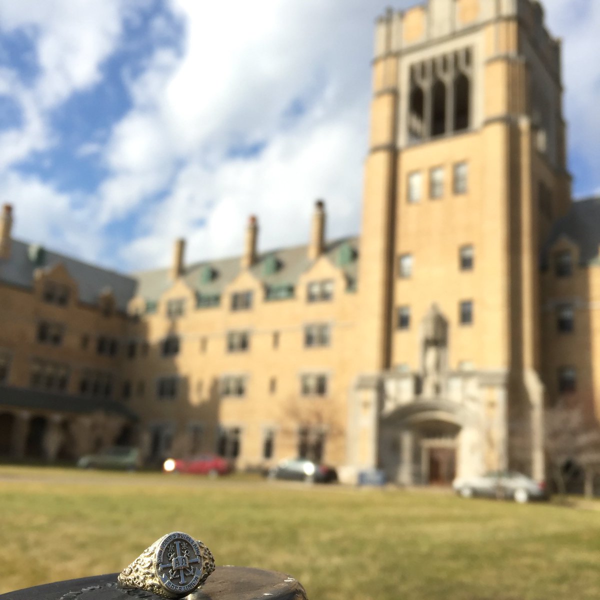 SMCAlumnae's tweet photo. 60 degrees &amp; sunny on a Friday in February in South Bend...definitely calls for a ring pic! #OnceABelle #BellesRing https://t.co/uXLIUhb88U