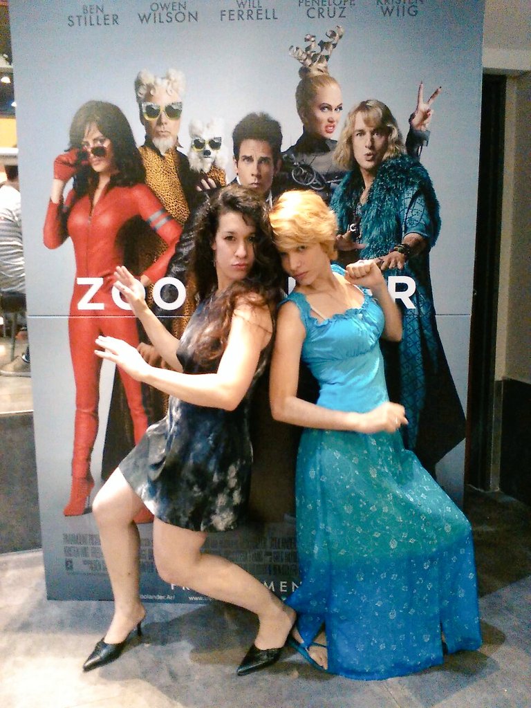 MerliCarini's tweet photo. @uipargentina queria participar en el concurso #CaradeZoolander Asi fuimos a verla! Pd :soy la rubia hanselosa♥ https://t.co/XjcUvjaiHD