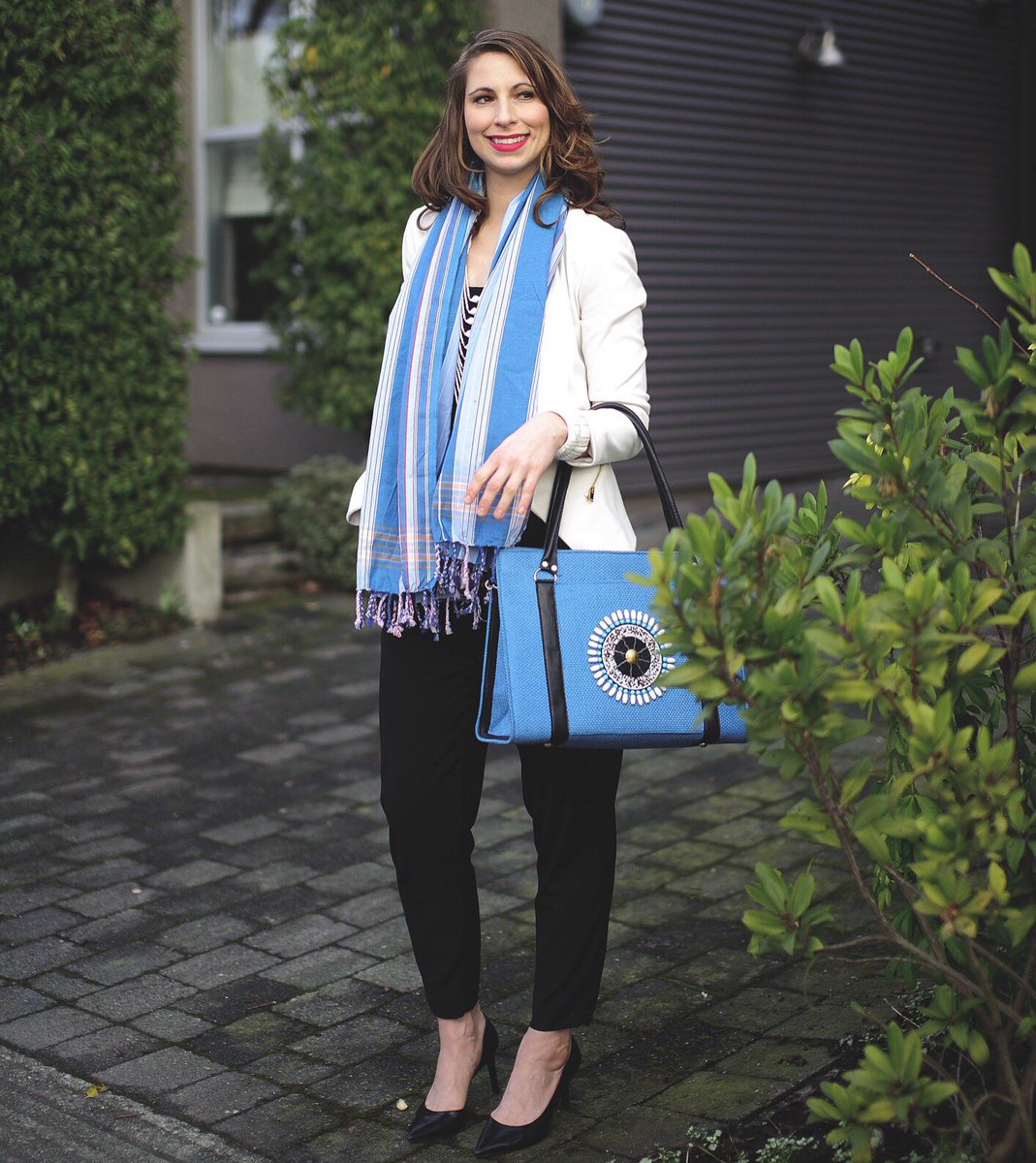 KasandyInc's tweet photo. @KeelaKeeping is wearing a #kasandy #scarf & sky blue #handbag + 😃 is a killer too. Details on our site soon! #style https://t.co/s9tKAybpxU