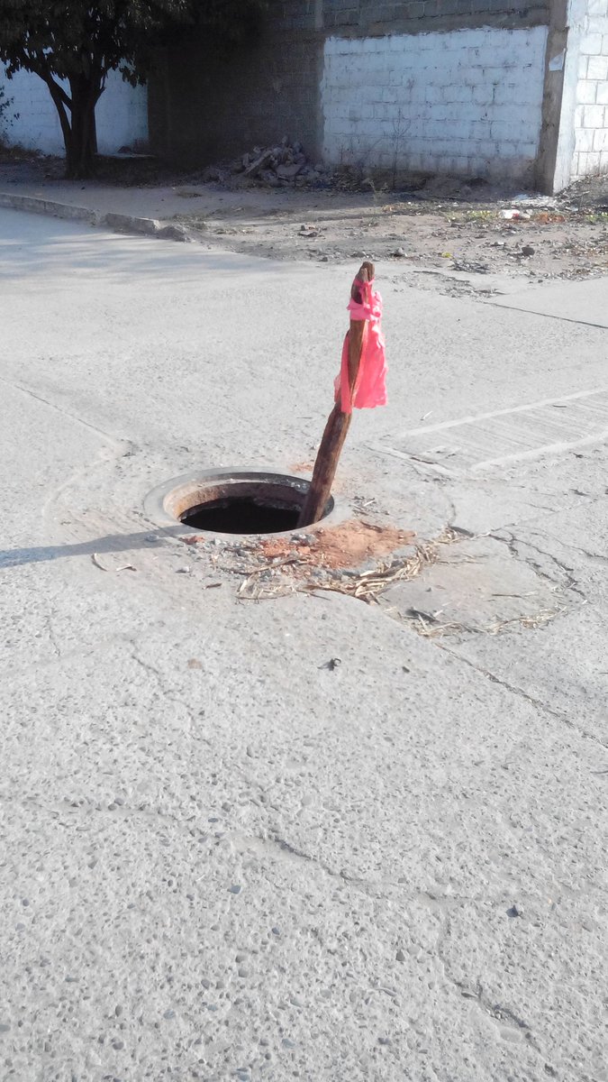 CodazziSomos's tweet photo. Ya hubo el primer accidente ocasionado por los manjoles sin tapas. Señor gerente de #emcodazzi  @Codazzi_online https://t.co/0WX8QZN98b