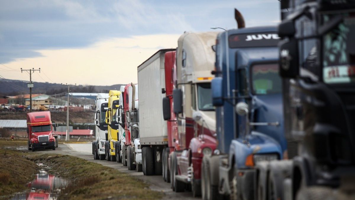 T13's tweet photo. 🔴 LO ÚLTIMO | Camioneros no logran acuerdo con el Gobierno por alza de peajes » https://t.co/LqRLTcacwZ https://t.co/FNsFMirlWd