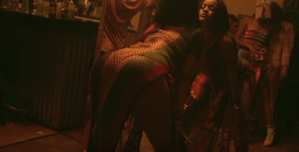 RihannaFrance's tweet photo. Il a du avoir chaud Drake là 😈 #WORK https://t.co/FCM7vZ8YWT